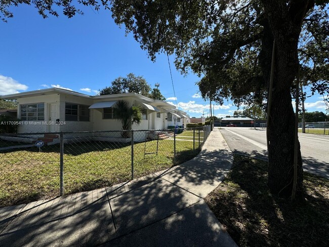 5455 NW 9th Ave in Miami, FL - Foto de edificio - Building Photo