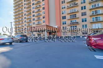 4900 Brittany Dr S in St. Petersburg, FL - Foto de edificio - Building Photo