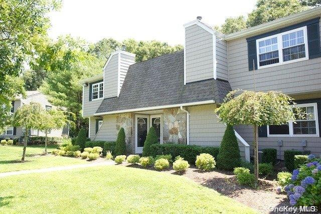 348 Lake Pointe Ct-Unit -348 in Middle Island, NY - Building Photo