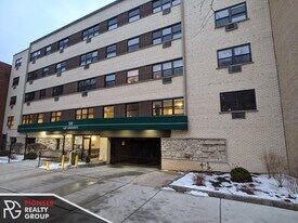 542 W Surf St, Unit #S530-220 in Chicago, IL - Building Photo