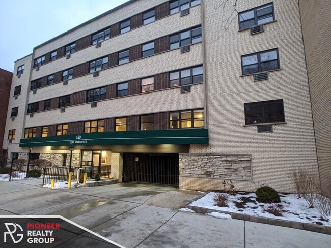 542 W Surf St, Unit #S530-220