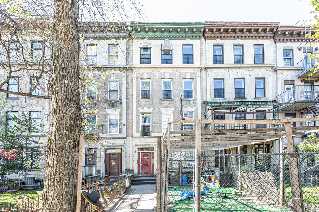 810 Eastern Pky in Brooklyn, NY - Building Photo