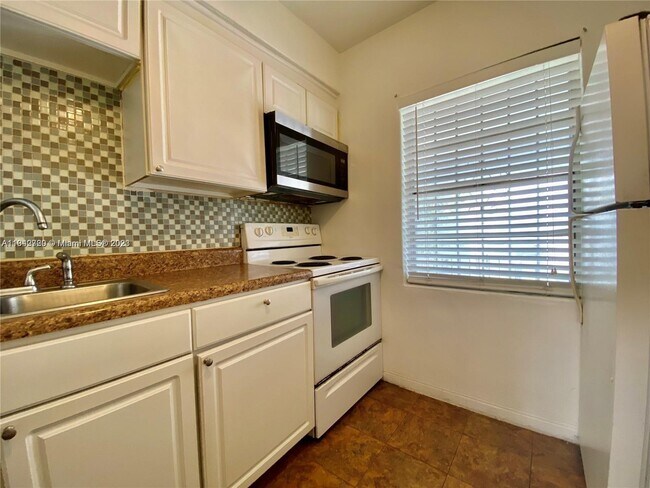 420 NE 82nd St-Unit -3A in Miami, FL - Building Photo - Building Photo