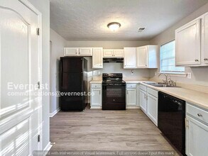 6888 Smoke Ridge Dr in College Park, GA - Foto de edificio - Building Photo