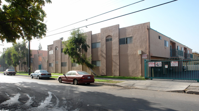 Rayen Apartments in Van Nuys, CA - Building Photo - Building Photo