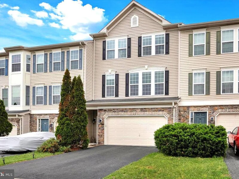 25086 Magnetite Terrace in Aldie, VA - Building Photo