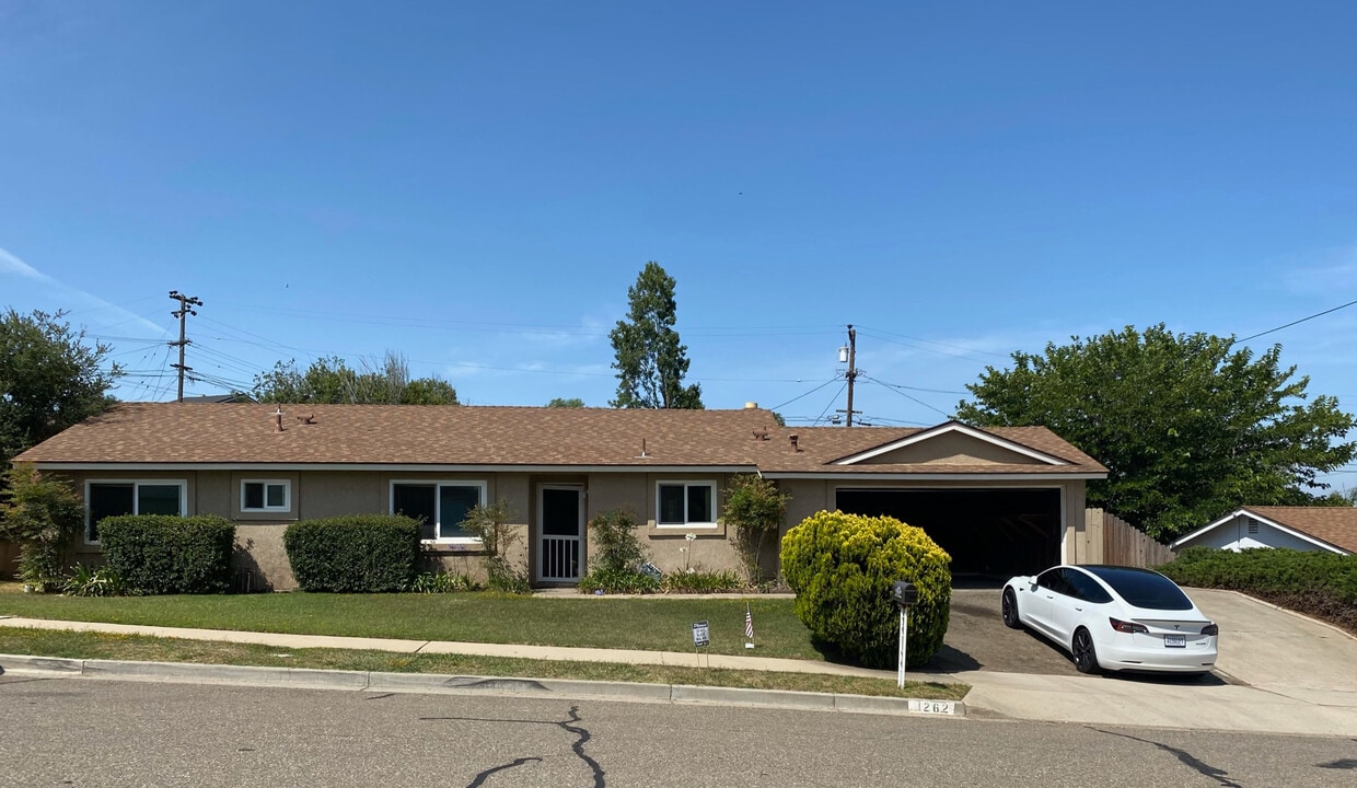 1262 Via Pavion in Santa Maria, CA - Building Photo