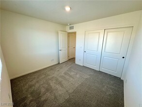 5746 Sunset Sedona St in North Las Vegas, NV - Foto de edificio - Building Photo