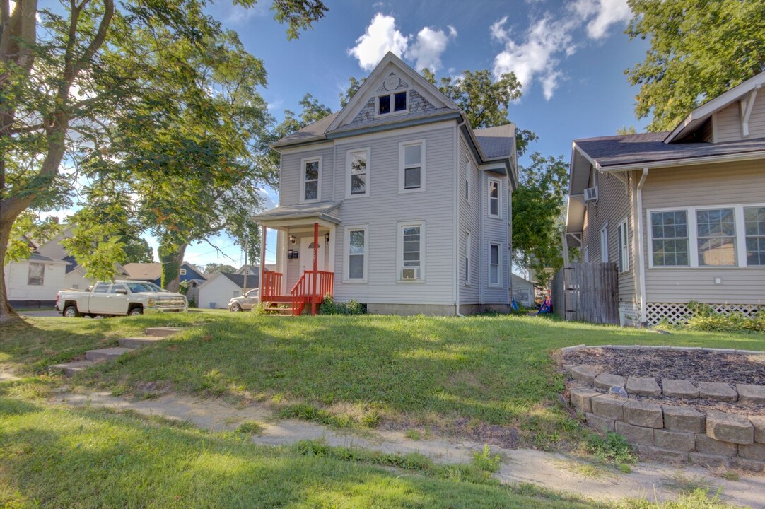 2421 8 1/2 Ave-Unit -lower in Rock Island, IL - Building Photo