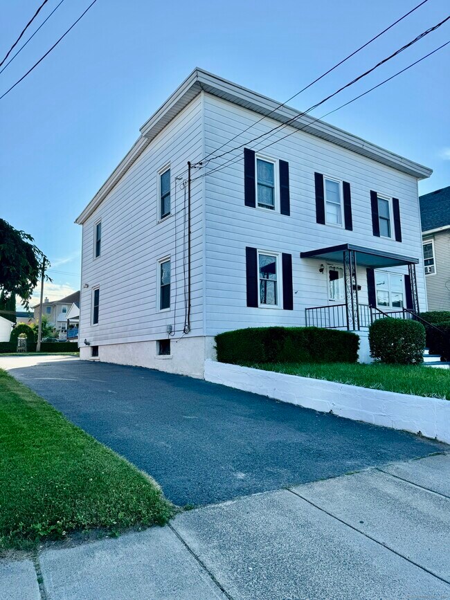 704 Highland Ave in Waterbury, CT - Building Photo - Building Photo