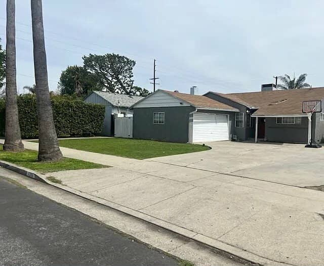 7248 Beckford Ave in Los Angeles, CA - Building Photo