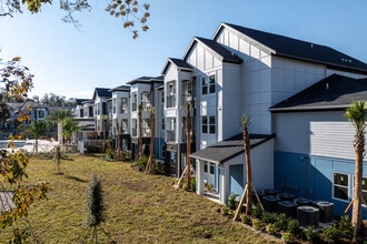 Fox Pointe in Holly Hill, FL - Building Photo - Building Photo
