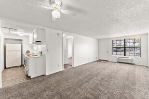 Volusia Crossing in Daytona Beach, FL - Building Photo