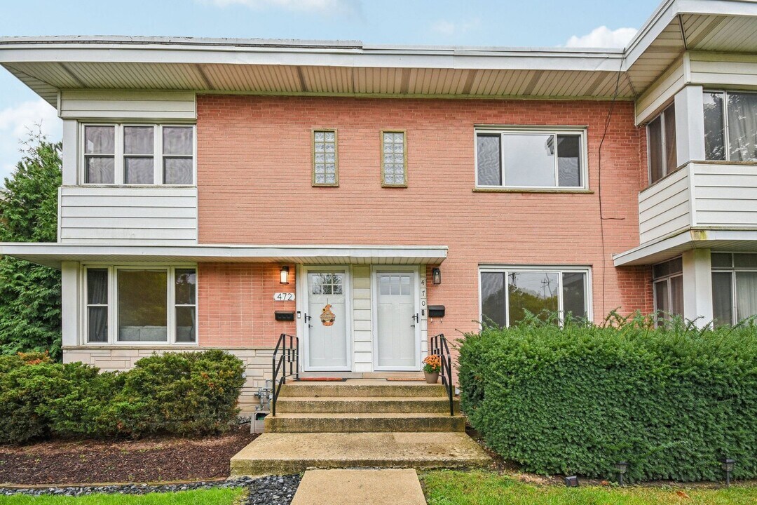 470 E Vallette St in Elmhurst, IL - Building Photo