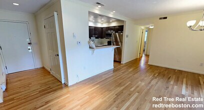 320 Hammond Pond Pkwy, Unit 101 in Brookline, MA - Foto de edificio - Building Photo