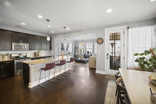 Room in House on Double Oaks Rd, Unit #K101 in Charlotte, NC - Foto de edificio - Building Photo