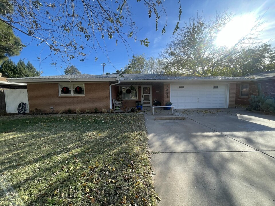 5421 8th St in Lubbock, TX - Building Photo