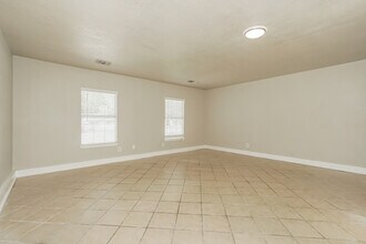 1070 Hickory Trail St in San Antonio, TX - Foto de edificio - Building Photo