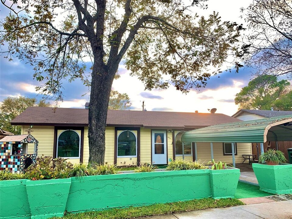 6111 Hogan Ave in Austin, TX - Building Photo