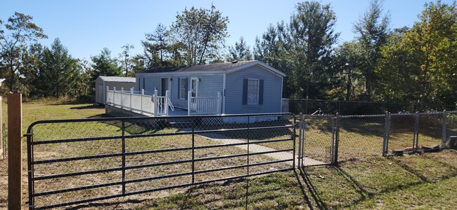 246 Paxon St in Interlachen, FL - Building Photo - Building Photo