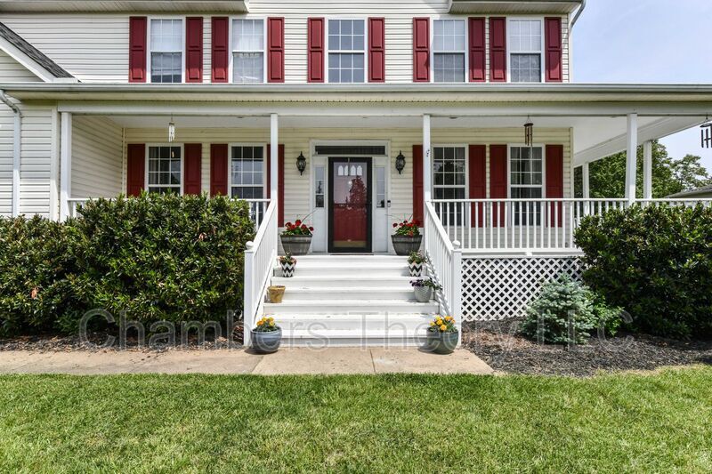 19689 Smith Cir in Ashburn, VA - Building Photo