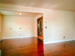104 Eastern Way, Unit Second Floor in Rutherford, NJ - Foto de edificio - Building Photo