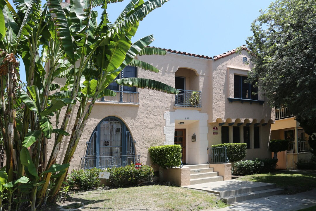132 N Clark Dr in Beverly Hills, CA - Building Photo