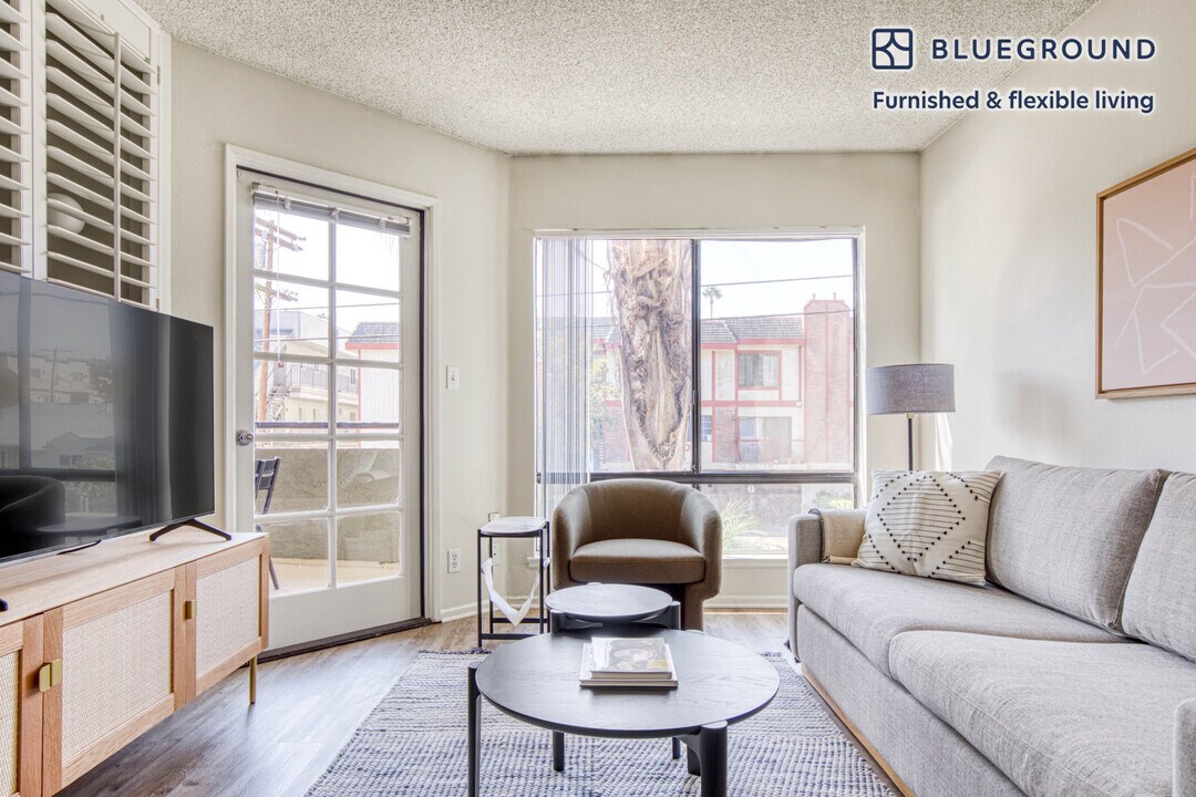 11265 Morrison St in Los Angeles, CA - Building Photo