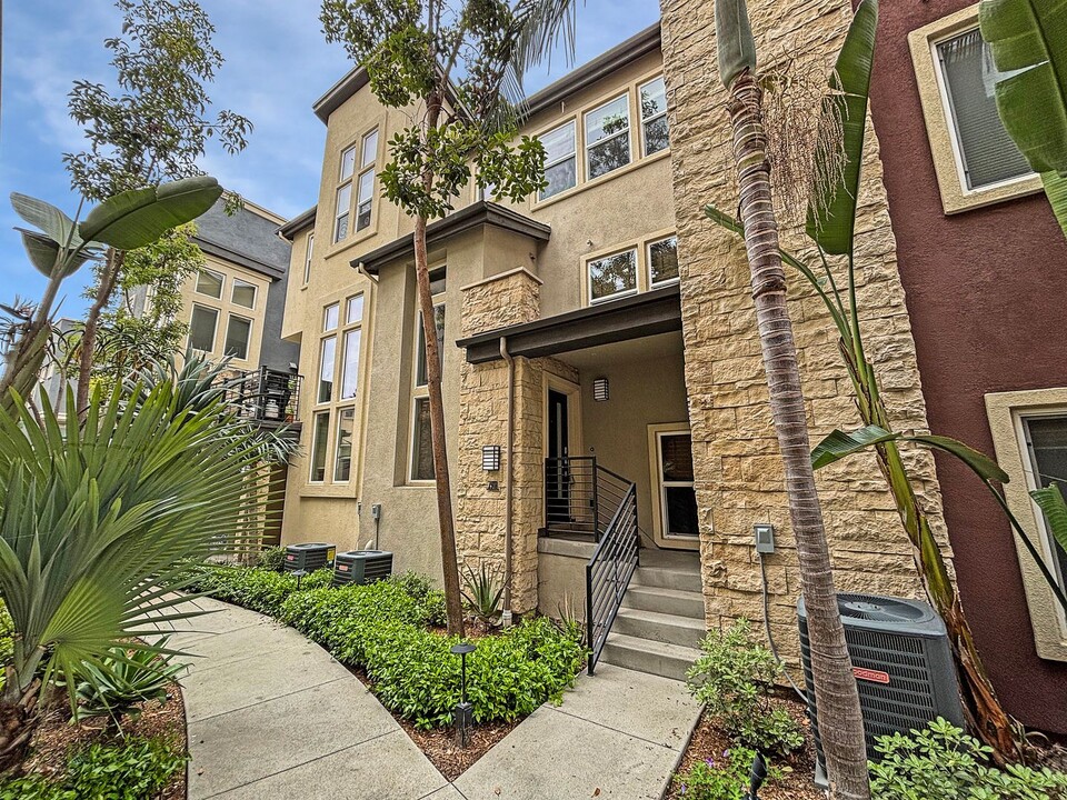7911 Modern Oasis Dr in San Diego, CA - Foto de edificio