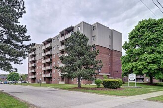 Westport Towers in Guelph, ON - Building Photo - Building Photo