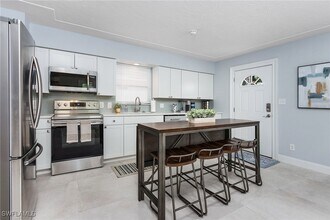 517 108th Ave N in Naples, FL - Foto de edificio - Building Photo