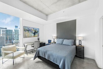 151 SE 1st St, Unit 2409 in Miami, FL - Foto de edificio - Building Photo