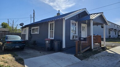 1021 Niantic St in Medford, OR - Building Photo - Building Photo