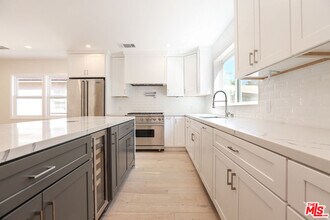 12524 Woodbine St in Los Angeles, CA - Foto de edificio - Building Photo