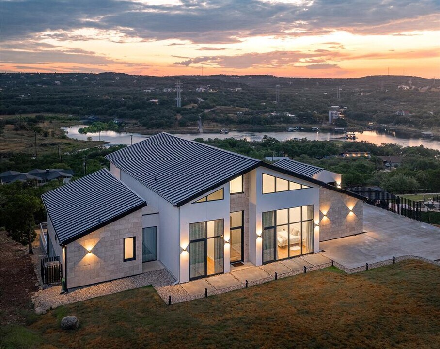 2714 Lakehurst Rd in Spicewood, TX - Building Photo