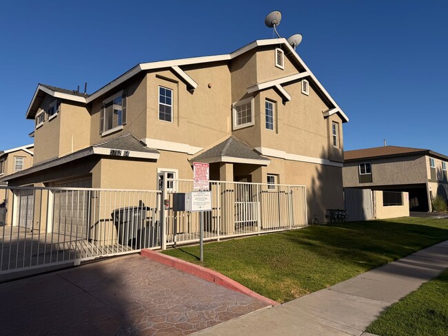 property at 5762 Rostrata Ave