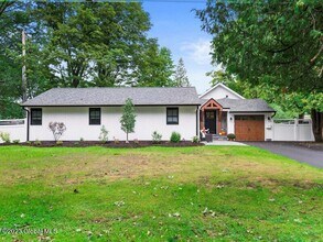 379 Caroline St in Saratoga Springs, NY - Building Photo - Building Photo