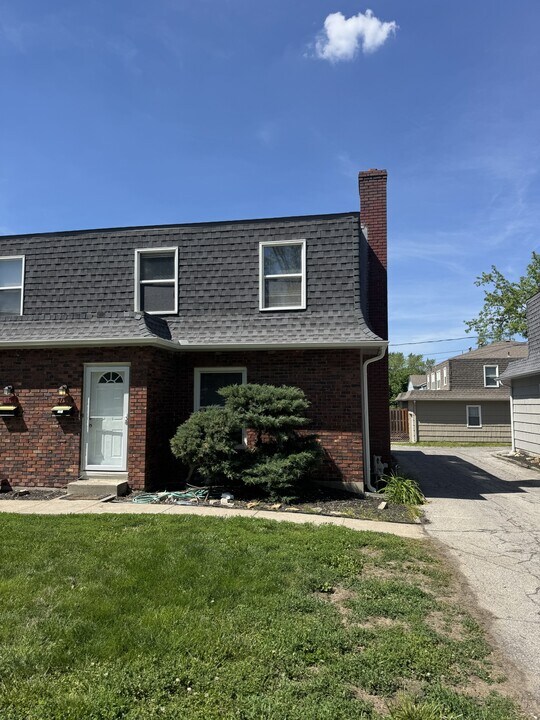 7108 W 67th St in Mission, KS - Foto de edificio