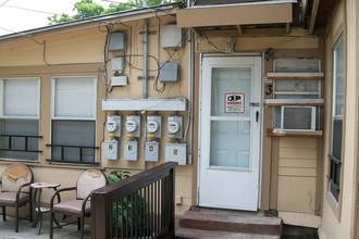 1730 W Poplar St in San Antonio, TX - Foto de edificio - Building Photo