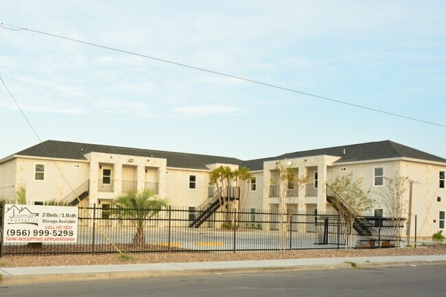 San Carlos Apartments in Laredo, TX - Building Photo - Building Photo