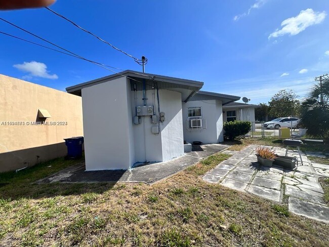 631 NW 22nd Rd in Fort Lauderdale, FL - Building Photo - Building Photo