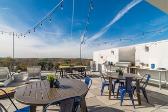 Burnet Flats in Austin, TX - Foto de edificio - Building Photo