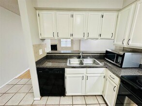 2215 Post Rd in Austin, TX - Foto de edificio - Building Photo