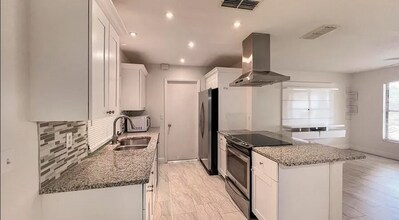 2445 E Burr Oak Ct in Sarasota, FL - Building Photo - Building Photo