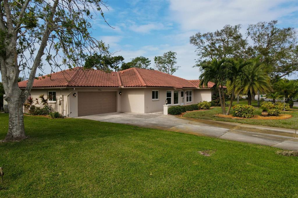 331 Oakwood Cir in Englewood, FL - Building Photo