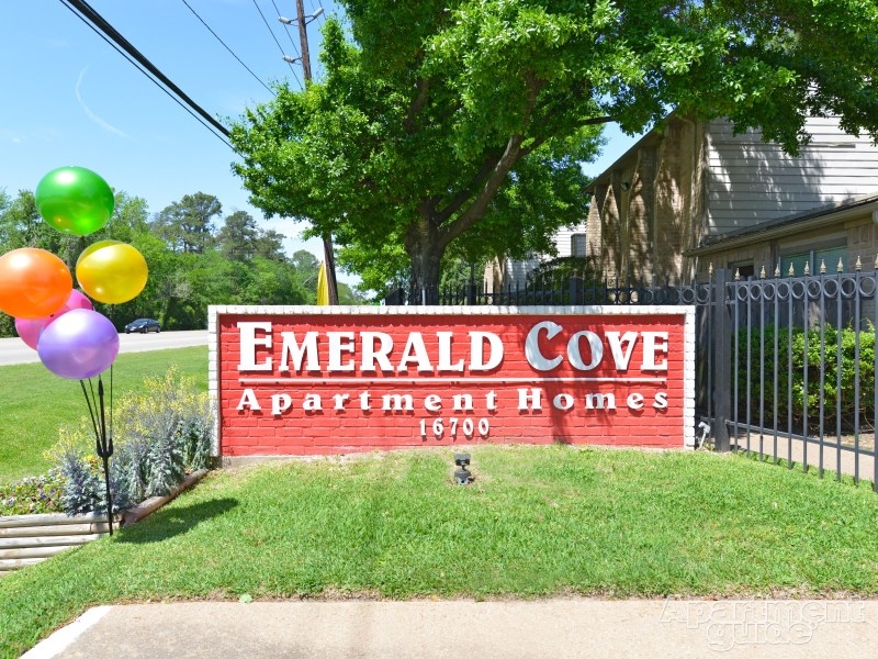 Emerald Cove Apartments in Houston, TX - Foto de edificio