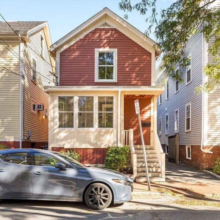 571 Franklin St in Cambridge, MA - Building Photo