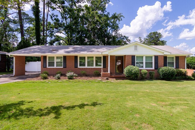 property at 3003 Stratford Dr