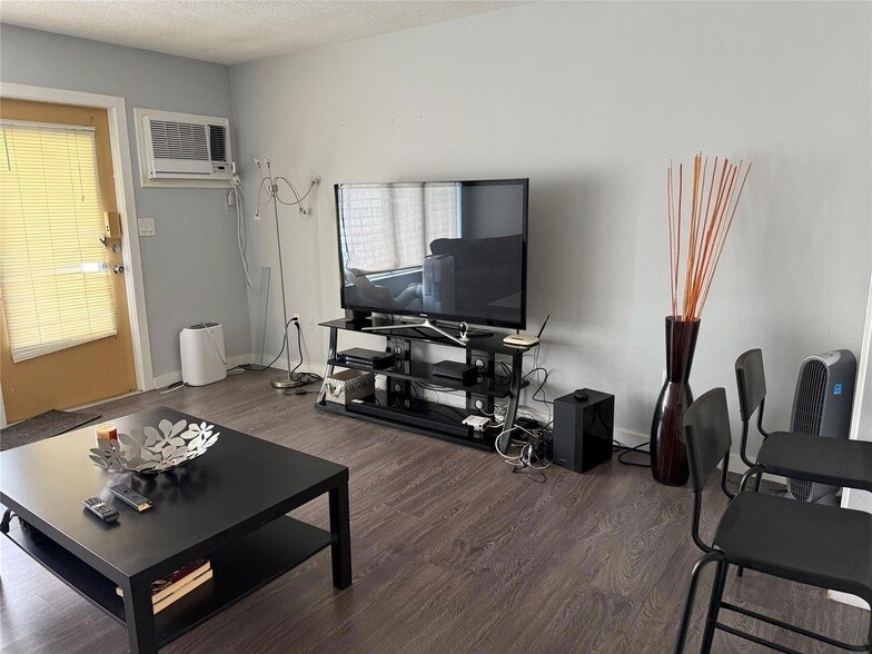 1110 N Riverside Dr, Unit 9 in Pompano Beach, FL - Building Photo