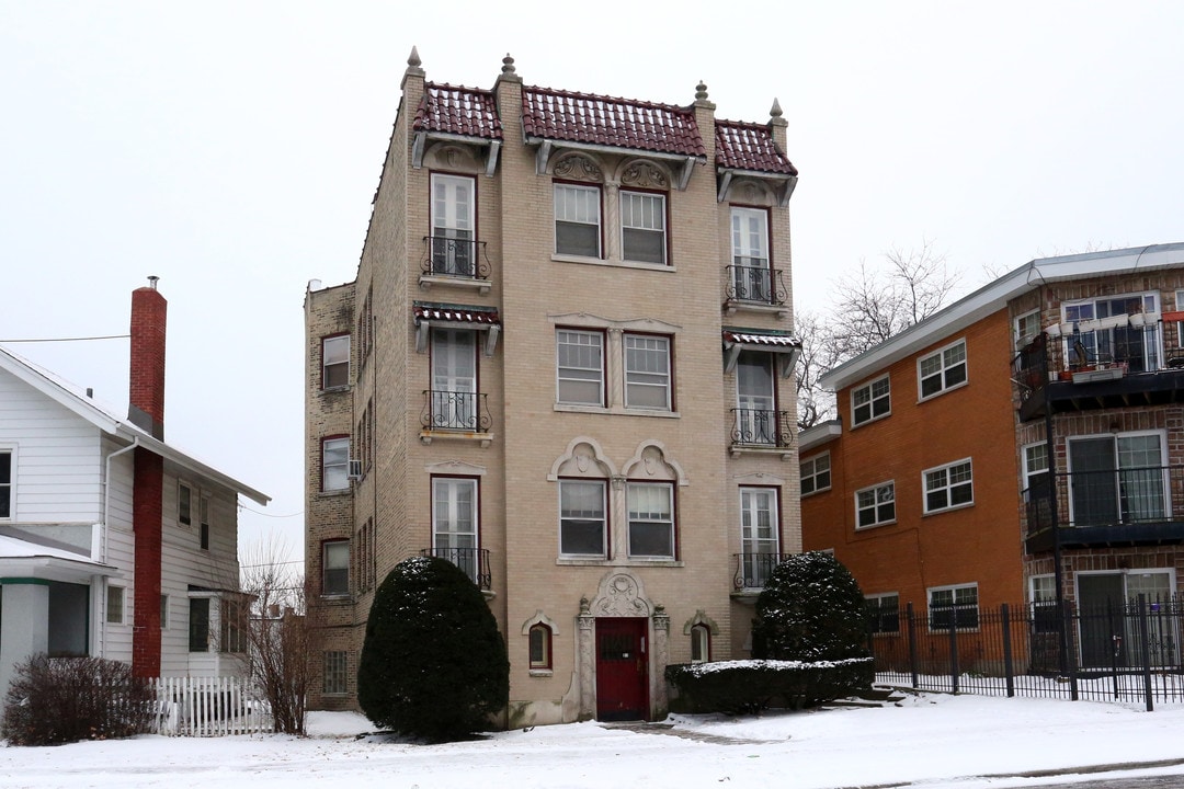 1935 W Pratt Blvd in Chicago, IL - Building Photo